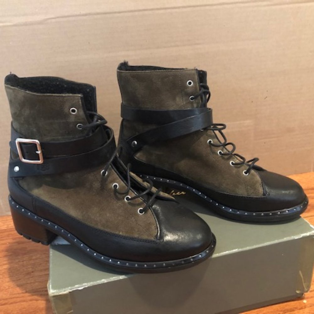 UGG Shearling Sassari leather Boots. Size:9